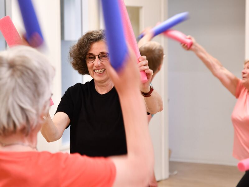 4 Personen beim Fit 60+ Kurs die lächeln